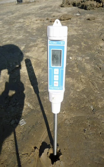 Meranie vlhkosti zeminy elektronickým vlhkomerom