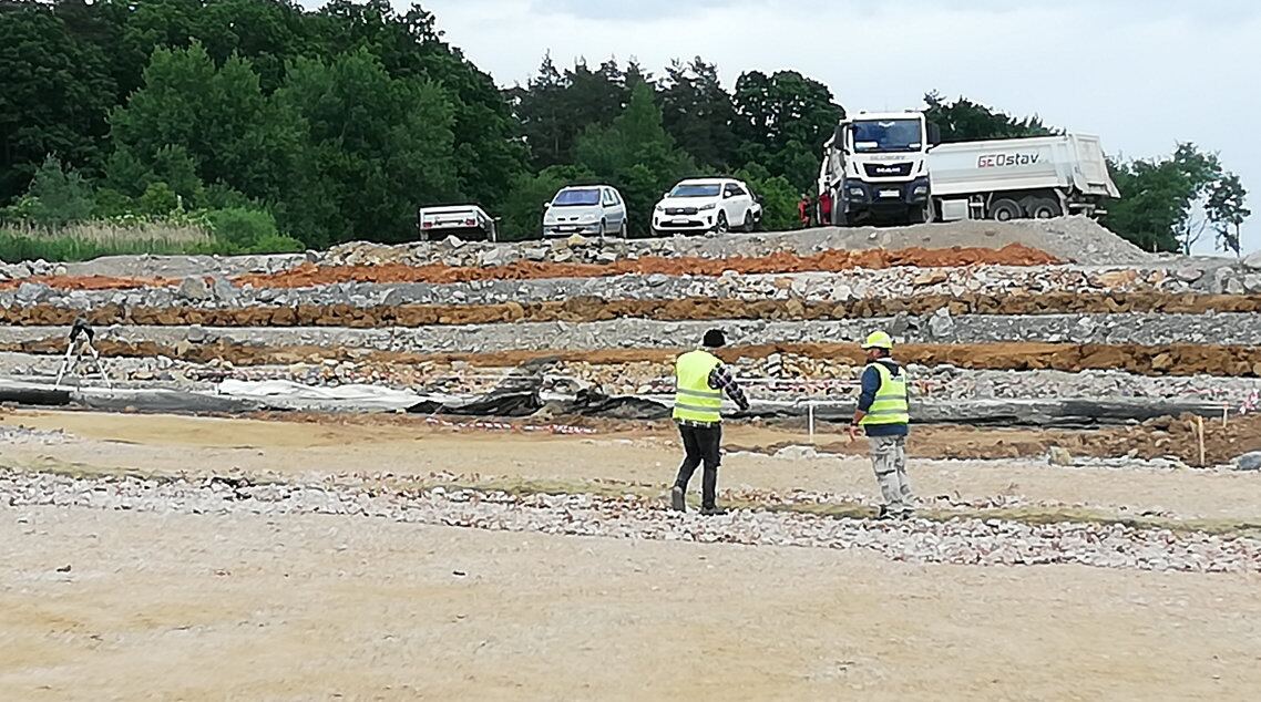 Skúšky zhutnenia vrstiev násypu na stavbe
