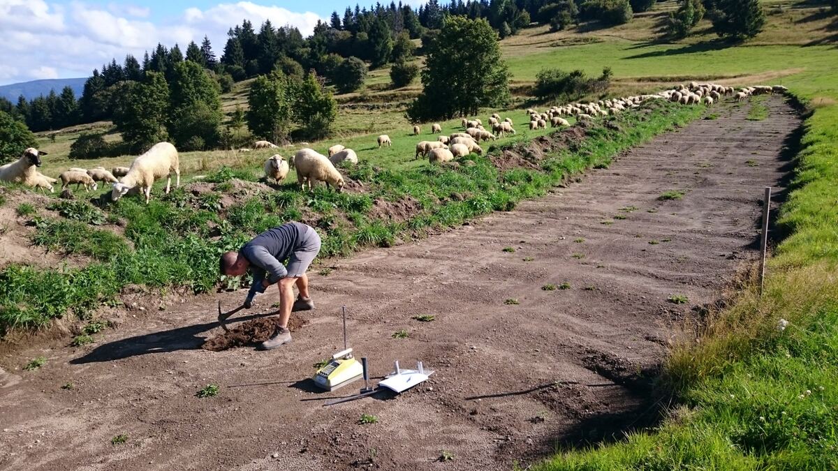 Odber vzorky zeminy pri geotechnickom prieskume