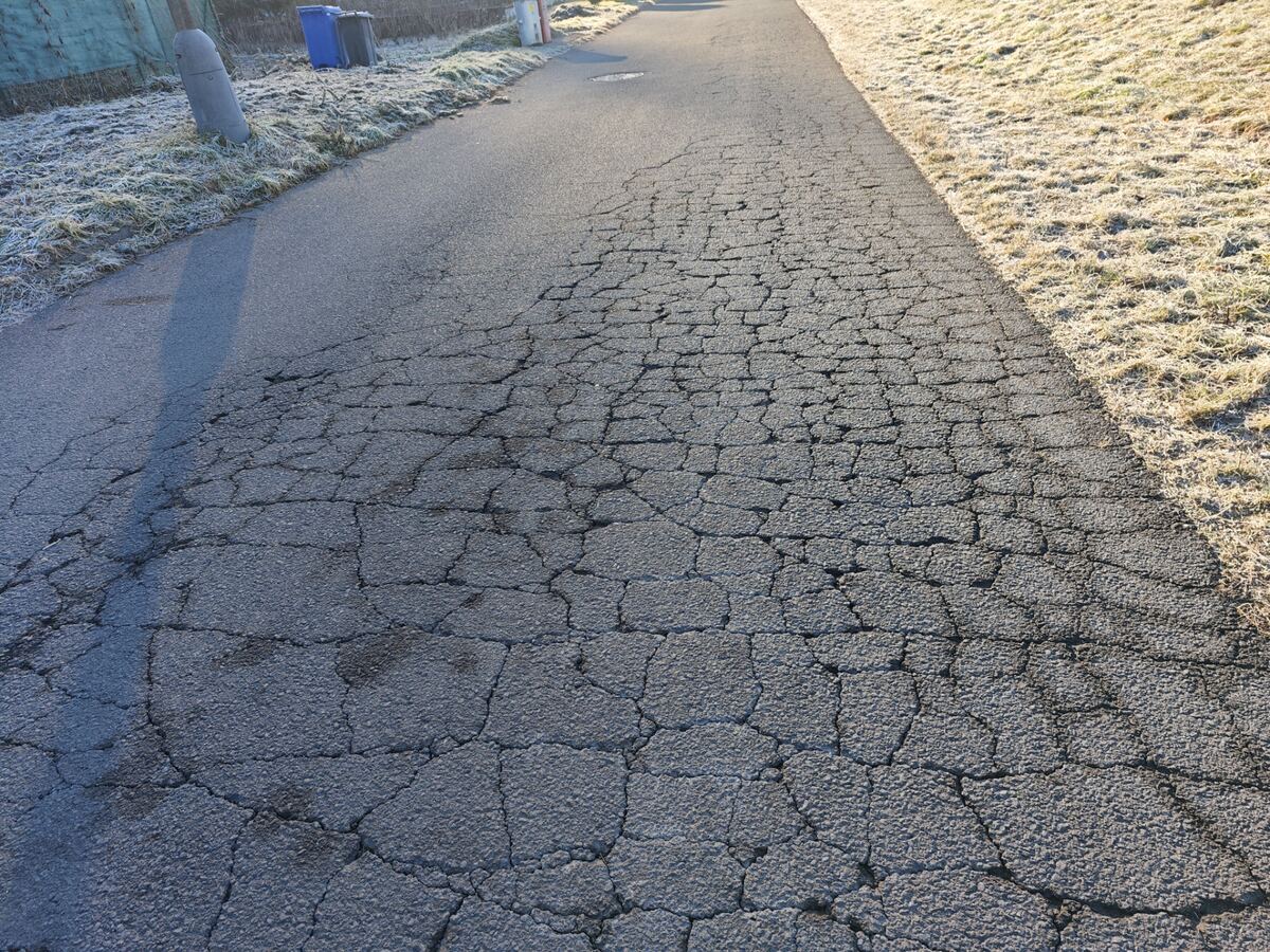 Popraskaná asfaltová vozovka